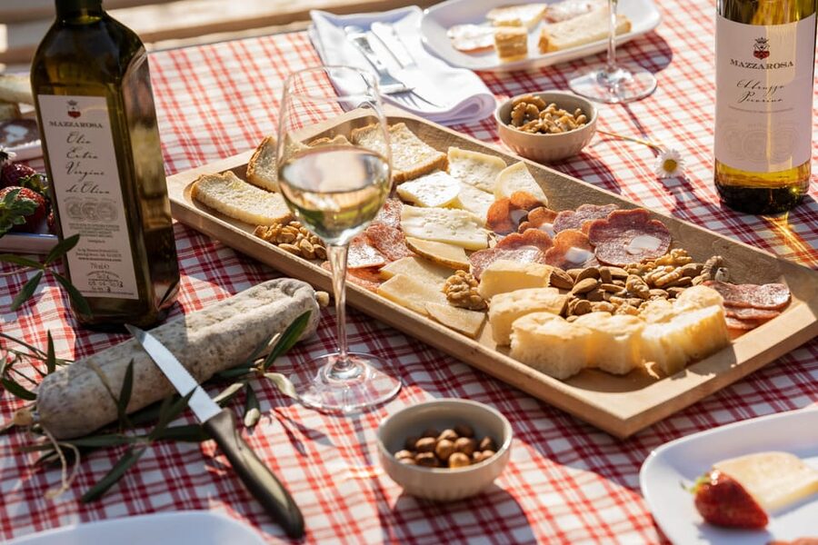 Abruzzo: Country Picnic in an Olive Grove at a Winery - Walking to the olive grove