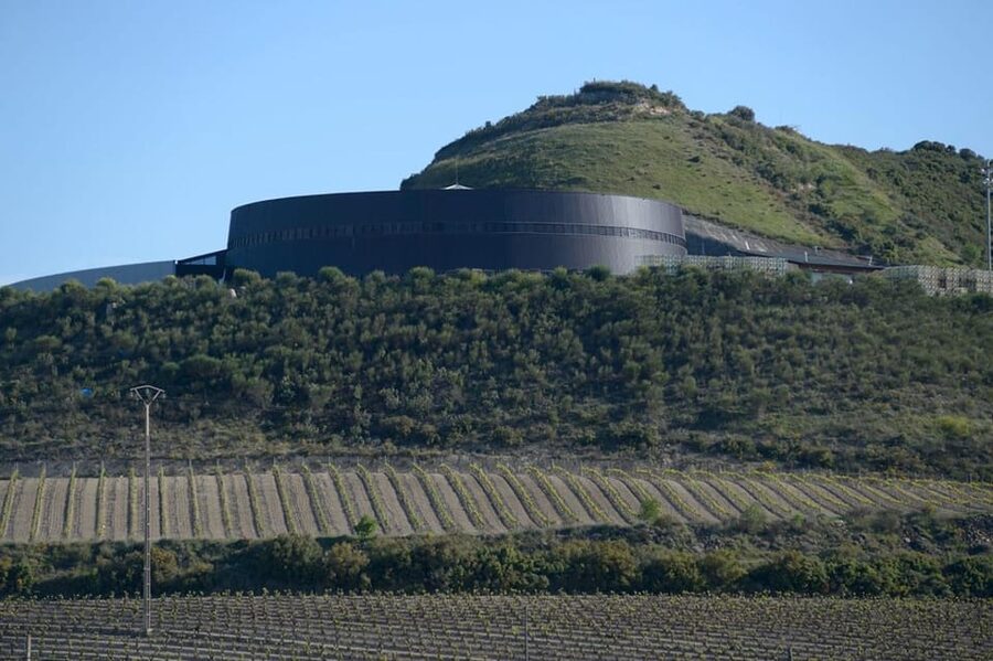 Álava: Viña Real Winery - The architecture inside Cerro de la Mesa