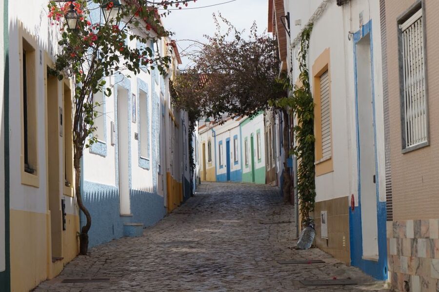 Algarve: Landscapes, Pottery, and Winery Tour - Porches pottery and the value of local craft