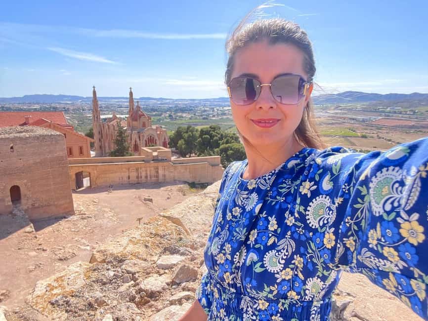 Alicante:Winery Tour+ Wine Tasting + Old castle - Reading the vineyard before tasting the wine