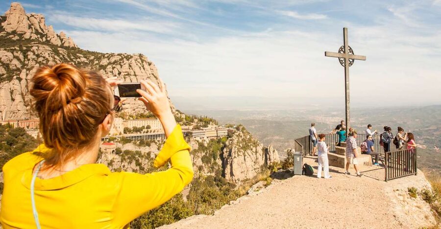 Barcelona: Montserrat with Winery Visit and Farmhouse Lunch - Montserrat first, Penedès later