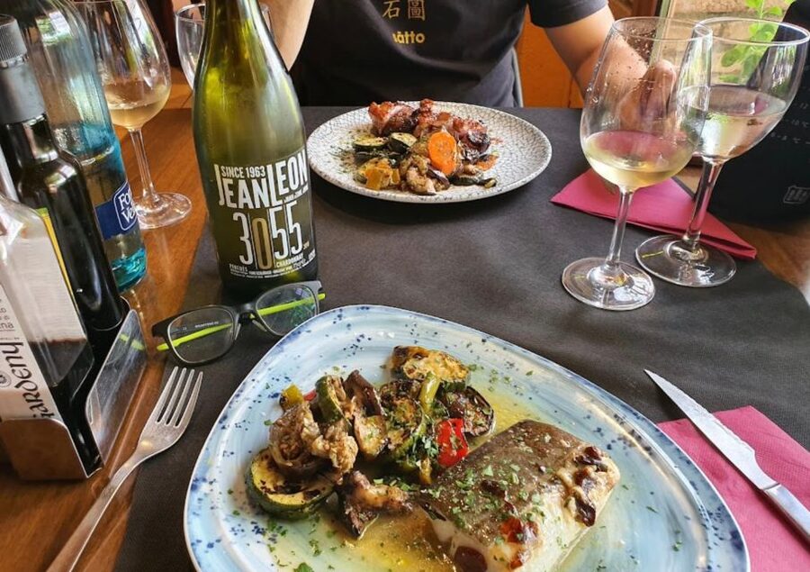 Barcelona: Montserrat with Winery Visit and Farmhouse Lunch - Getting your bearings at the monastery