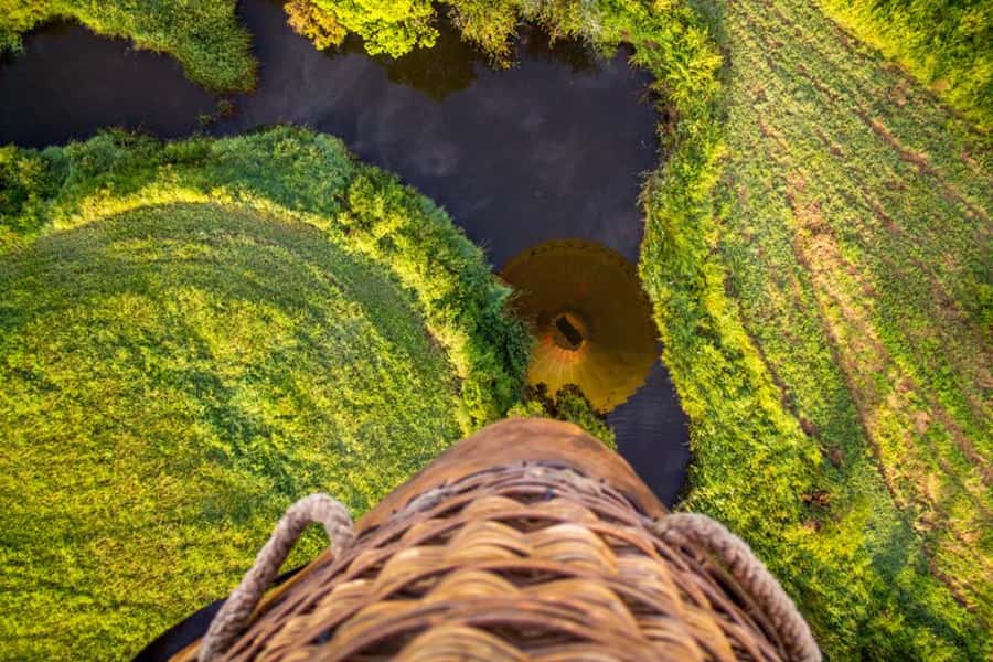 Brisbane: Hot Air Balloon Flight with Vineyard Breakfast - Climbing into the basket and taking off