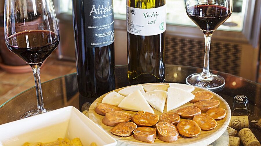 Cáceres: Winery Tour and Wine Tasting with Local Guide - From production tanks to the bottling hall
