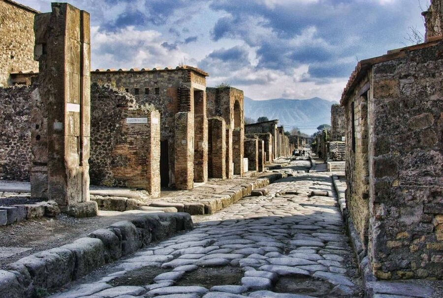 Campania Express Train Pompeii Tour with Vesuvius or Winery - Who will enjoy this combination