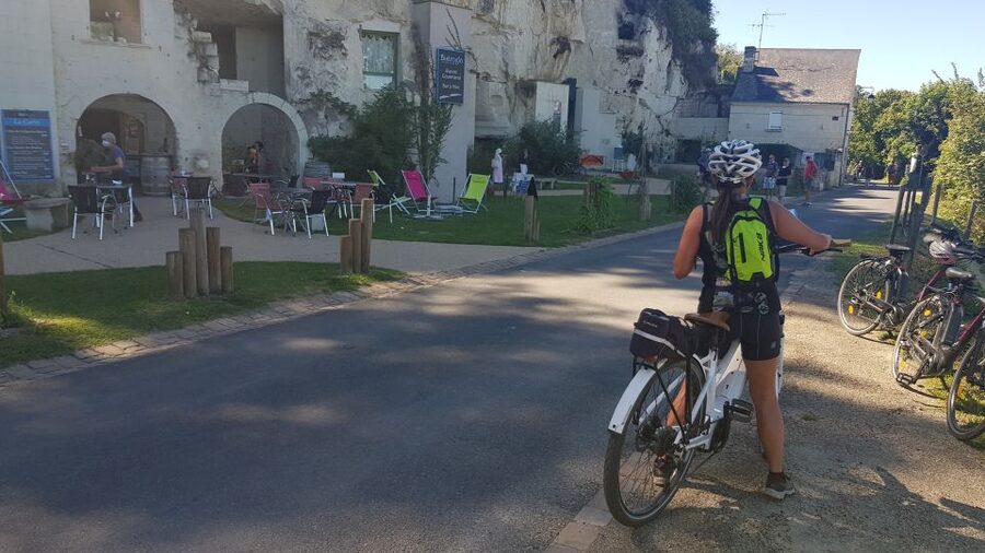 Chinon: Bicycle Tour of Saumur Wineries with Picnic Lunch - Candes-Saint-Martin and the river meeting point