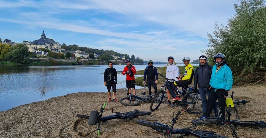 Chinon: Bicycle Tour of Saumur Wineries with Picnic Lunch - Saumur Castle and the city panorama