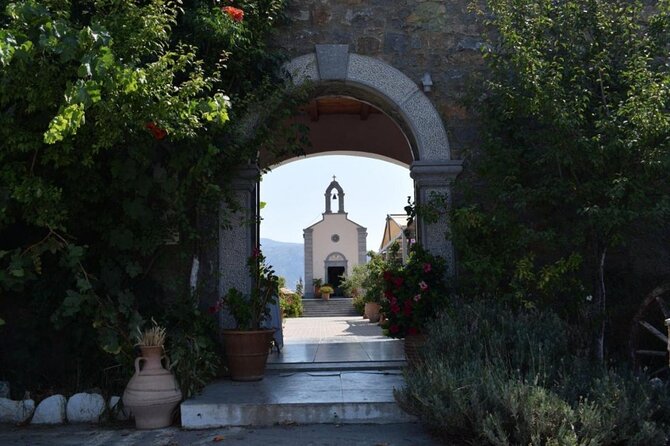 Crete in a Day: Knossos, Soap Workshops, Olive Oil & Wine Tasting - A full traditional lunch