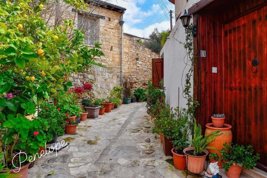 Delightful wine route: Omodos, Arsos Village & Wine Tasting - Omodos, from stone lanes to the village square