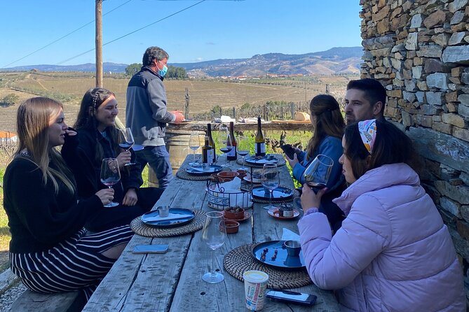 DOURO VALLEY: Lunch in a winery, tastings & 1-h private boat tour - Small wineries instead of a large commercial estate