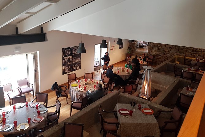 Douro Valley Wine Tour: 3 Vineyard Visits, Wine Tastings, Lunch - Lunch in the vineyard at Sabrosa