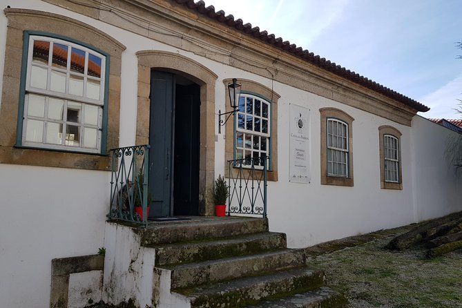 Douro Valley Wine Tour: 3 Vineyard Visits, Wine Tastings, Lunch - What the day feels like in a small group