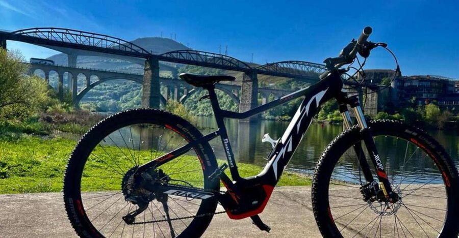 E-MTB - Vineyards Douro Tour - Climbing to the lookout above Peso da Régua