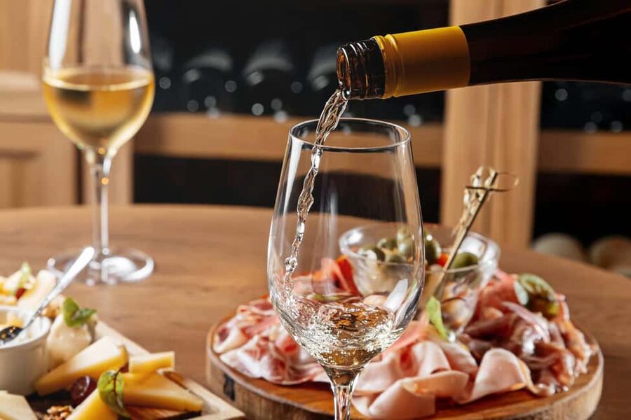 From Alicante: Premium visit to the winery. The best of our wines. - Why the 1707 cellar gives this visit its character