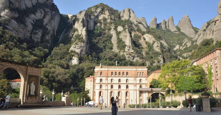 From Barcelona: Private Montserrat and Boutique Winery Tour - Lunch at a traditional Catalan restaurant