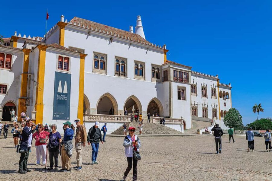 From Lisbon: Sintra and Quinta da Regaleira Tour - The ride back through central Lisbon