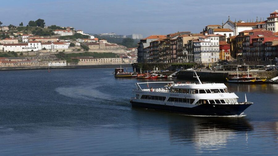 From Porto: Douro River Cruise, Winery Visit & Lunch - Passing the Crestuma-Lever and Carrapatelo dams