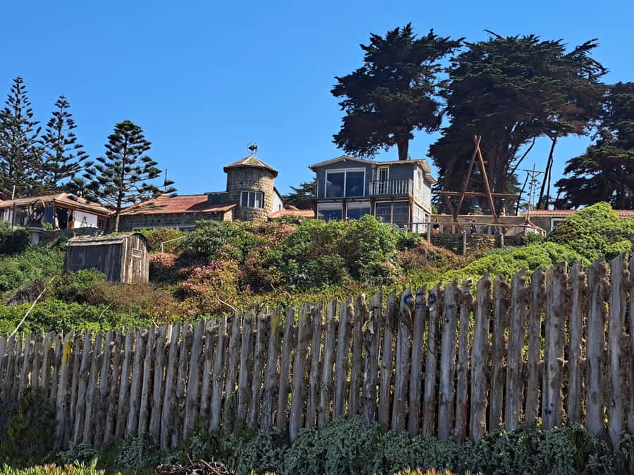 From Santiago: Isla Negra, Pablo Neruda Museum & Winery Tour - Pomaire for pottery, crafts, and lunch