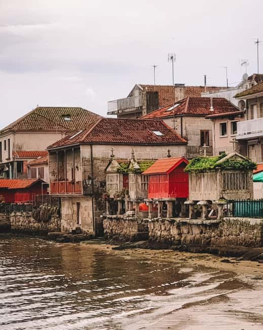 From Santiago: Rías Baixas Tour with boat trip and winery - A Toxa and its shell-covered chapel