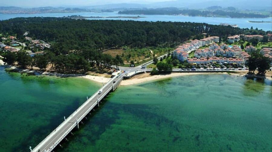 From Santiago: Rías Baixas Tour with boat trip and winery - Guide quality and language support