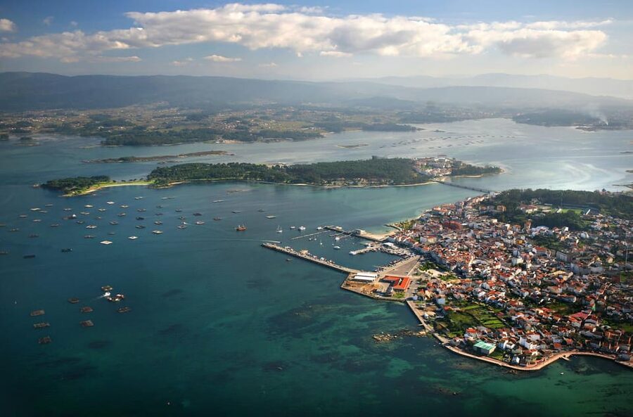 From Santiago: Tour to Rias Baixas with Boat Trip and Winery - Guides and language support