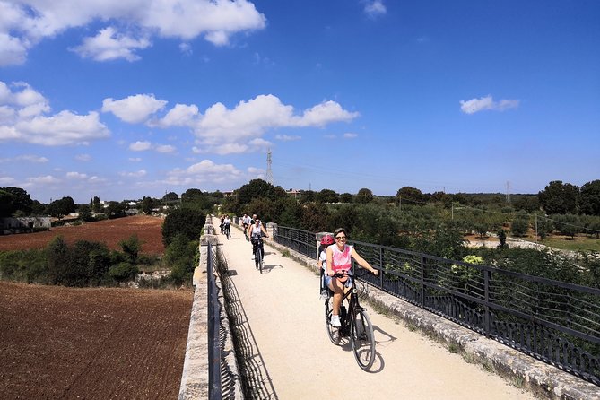 GPS tour with E-Bike on cycleroute of acqueduct Pugliese with wine tasting directly in vineyards - What the wine stop really includes