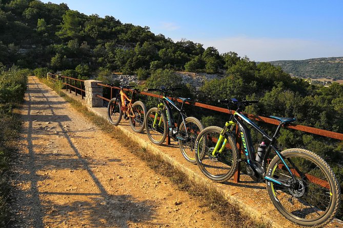 GPS tour with E-Bike on cycleroute of acqueduct Pugliese with wine tasting directly in vineyards - Who will enjoy this ride most