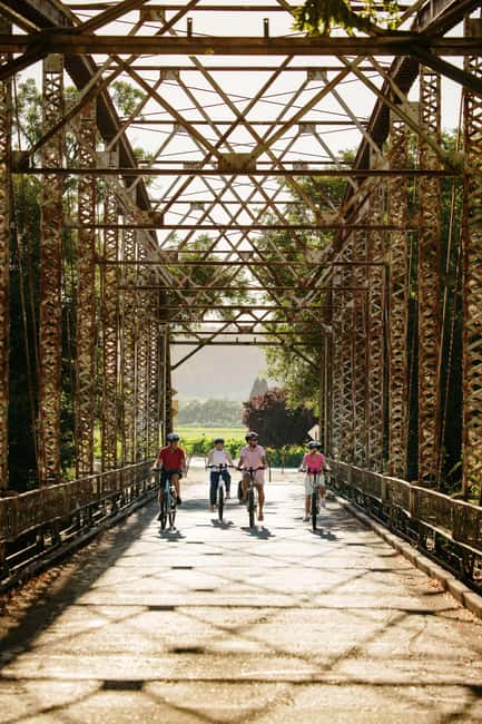 Healdsburg: Guided Electric Bike Wine Tour with Winery Stops - Riding through Sonoma’s vineyard roads