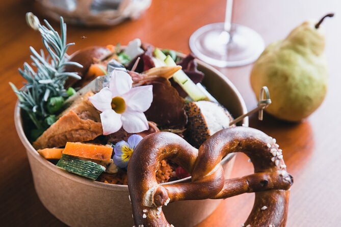 Immersive winery visit, tasting and picnic cart - The 180-degree film comes first in the experience