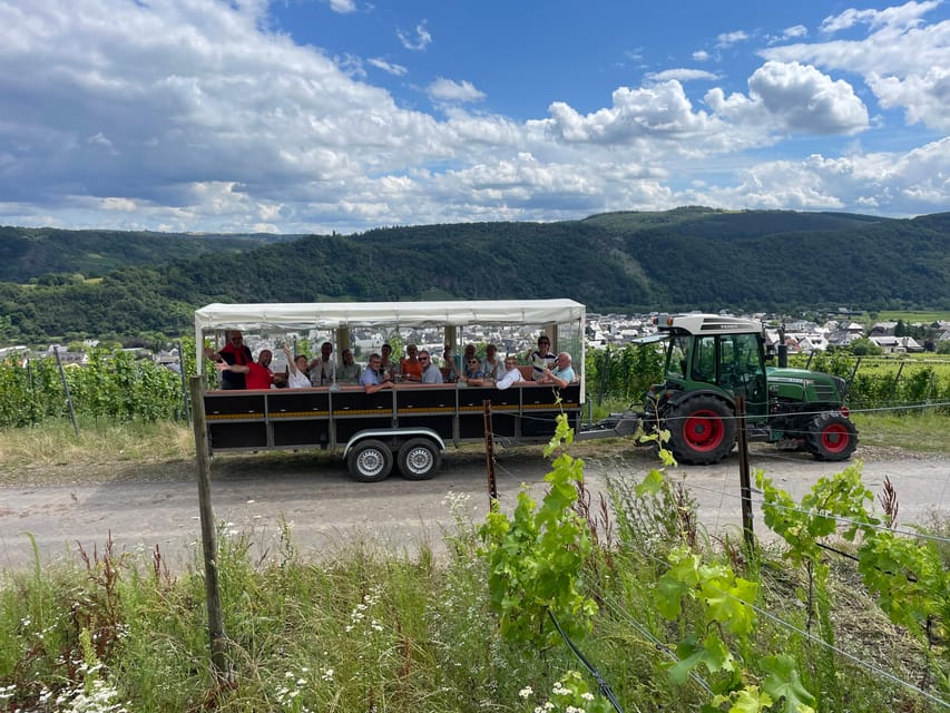Kröv, Mosel: Covered wagon ride through the vineyards with wine tasting - Starting with Secco before the wagon rolls
