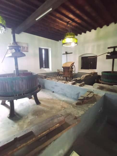 La Geria: a walk among volcanoes and vineyards - Starting at the chapel in La Geria