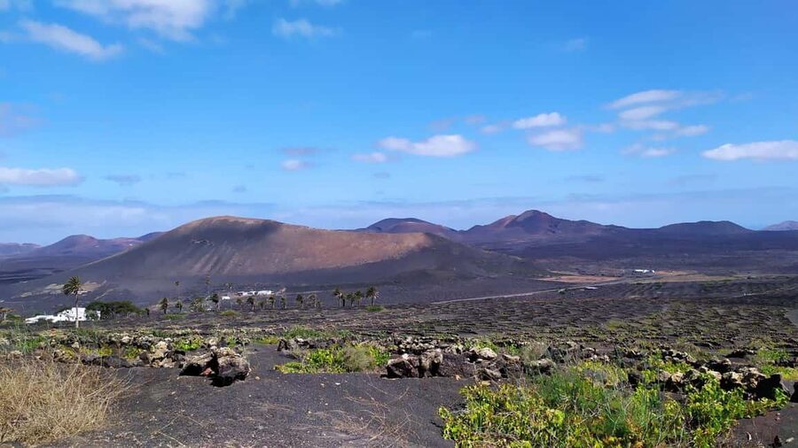 La Geria: a walk among volcanoes and vineyards - Climbing Guardilama for the wide view