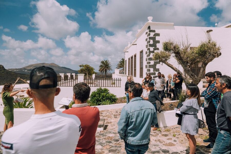 Lanzarote: Vineyard Tour with Wine and Chocolate Tasting - Getting there and planning the return