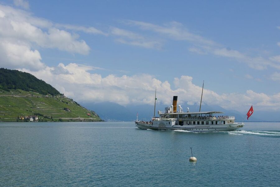 Lausanne: 2-Hour Lake Geneva Cruise Along Lavaux Vineyards - Wine, seating, and the onboard experience