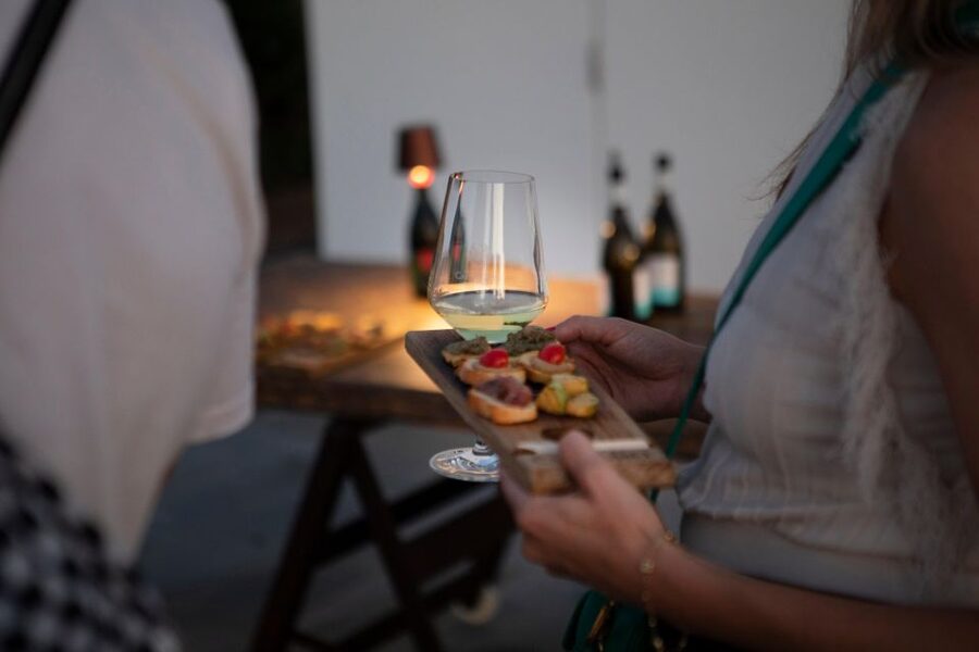 LIPARI WINERY - SUNSET WINE TASTING - Walking through the bush-trained vines