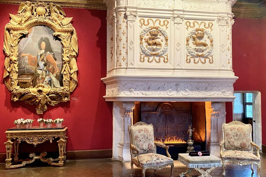 Loire Valley Royal Castles Small Group Day Trip from Paris - Blois and four centuries of building styles