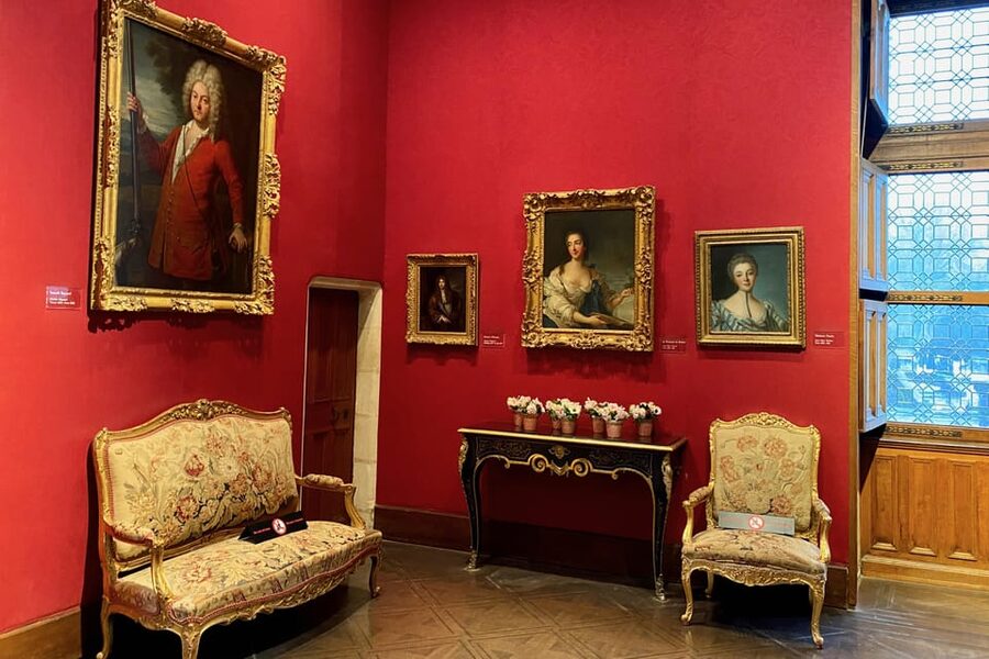 Loire Valley Royal Castles Small Group Day Trip from Paris - Guide quality and group atmosphere