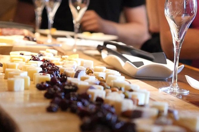 Lunch in the Vineyard: A Scenic Niagara Wine Tour Experience - A guide-led day is easier than a self-drive route
