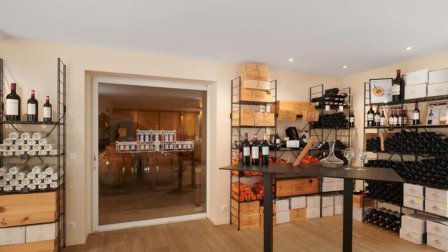 Margaux - Discovery tour of the vineyard with a tasting of 4 wines - The barrel cellar and the path to bottling