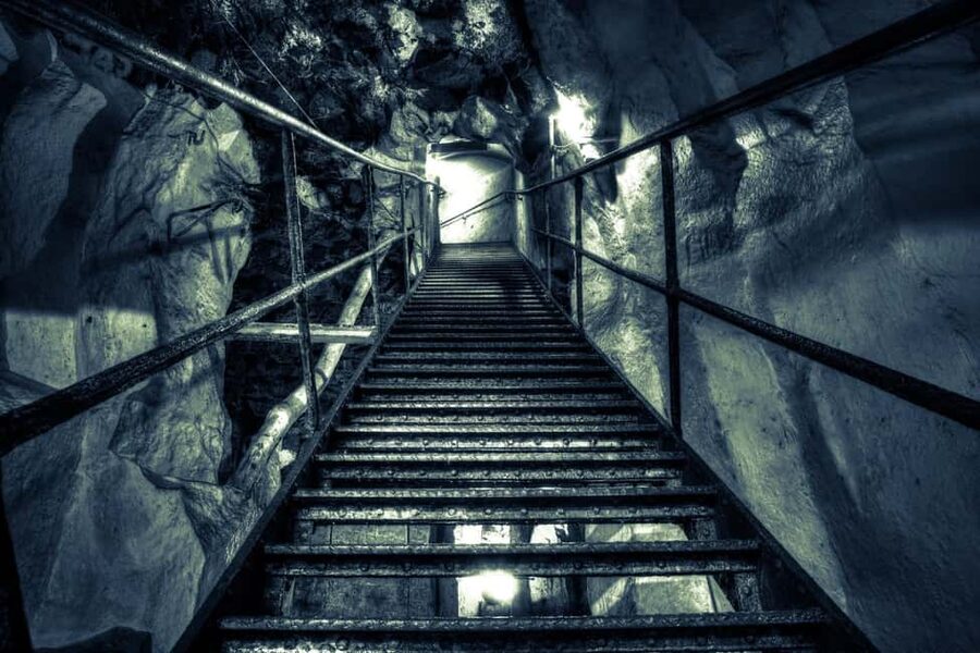 Mendig: Guided tour in the 30m deep volcanic beer cellar - Descending 153 steps into Mendig’s basalt cellar