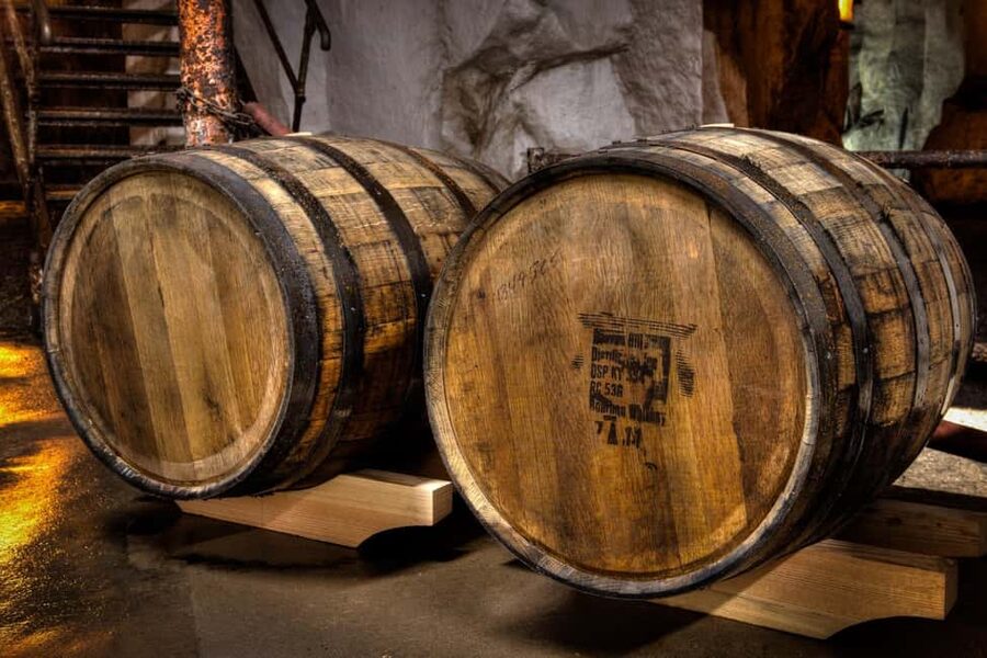 Mendig: Guided tour in the 30m deep volcanic beer cellar - Old tanks and the working side of beer production