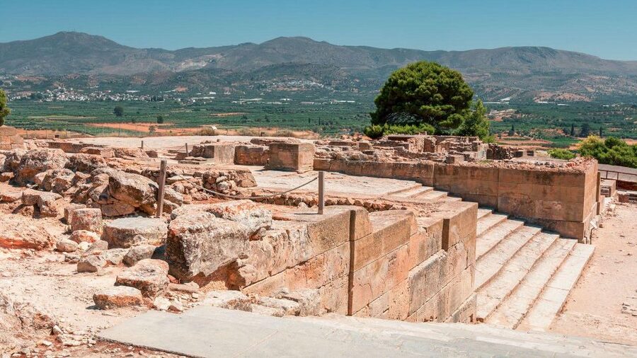 Minoan Luxuries: Ancient Palaces, Messara Wineries & Matala - A private route into south-central Crete