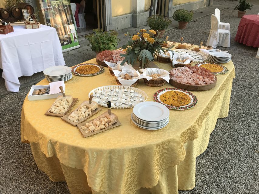 Modena: Balsamic Lunch with Vinegar Cellar Tour and Tasting - Arriving at the family villa outside Modena