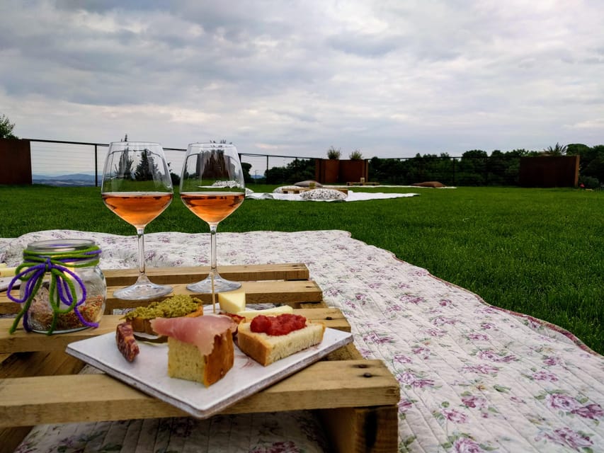 MONTEPULCIANO - PIC NIC WITH WINE! SURROUNDED BY VINEYARDS - The picnic basket for two
