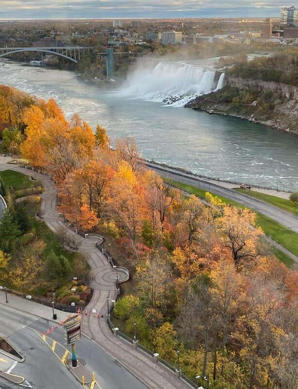 Niagara Falls: Luxury Private Tour with Winery stop - The 30-minute winery stop