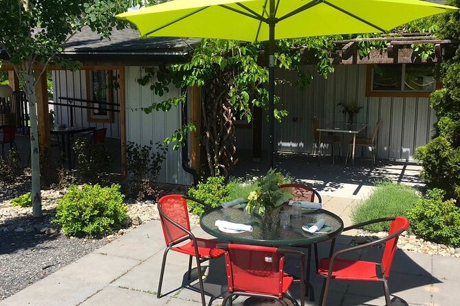 Okanagan Bee Tour and Lunch at Winery in Kelowna - The 30-minute bee tour