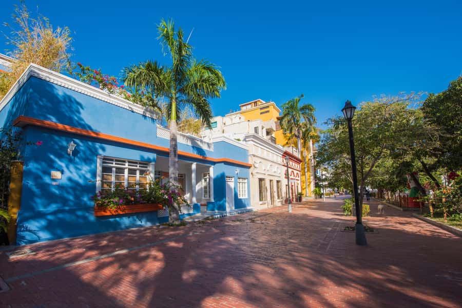 Old Town and Quinta Pedro Alejandrino Santa Marta City Tour - Walking through Parque de Los Novios and the old city