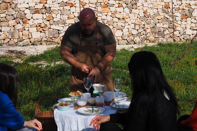 Picnic aperitif in the vineyard of an ancient trullo in Martina Franca - Choosing a garden station beneath the trees