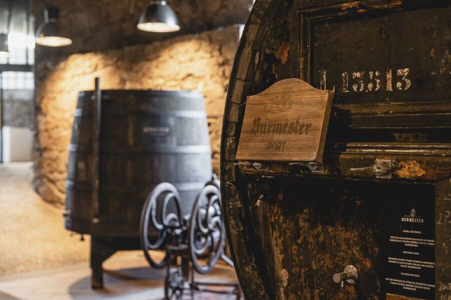 Porto: Burmester Cellar Tour with Tasting & Pairing Options - Language, timing, and practical details