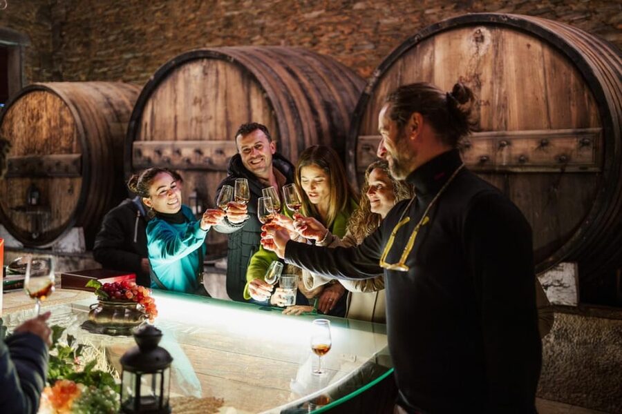 Porto: Douro Valley Tour with 2 Wineries, Lunch and Cruise - Pinhão by boat, with the valley at river level